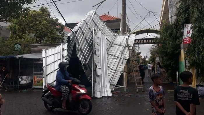 Atap Rumah Warga Melayang Diterpa Hujan Angin _Lintas Jatim Atap Rumah Warga Melayang Diterpa Hujan Angin _Lintas Jatim